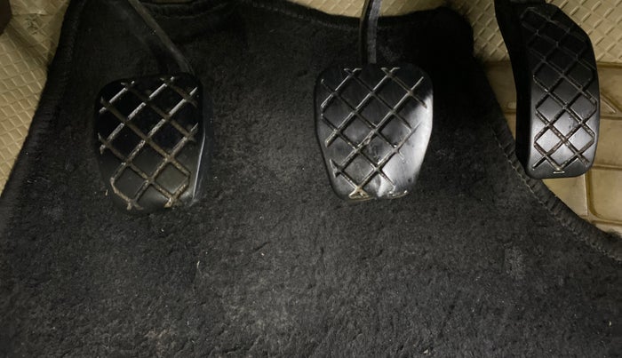 2013 Skoda Rapid ELEGANCE 1.6 MPI MT, Petrol, Manual, 76,819 km, Pedals