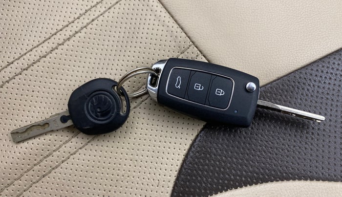 2013 Skoda Rapid ELEGANCE 1.6 MPI MT, Petrol, Manual, 76,819 km, Key Close Up