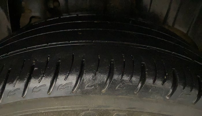 2022 Mahindra XUV300 W8 (O) 1.2 PETROL AMT, Petrol, Automatic, 47,445 km, Left Rear Tyre Tread