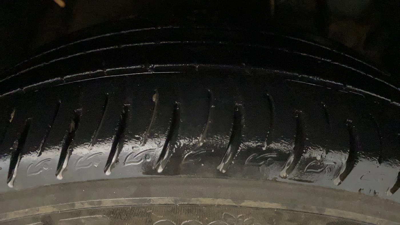 2022 Mahindra XUV300 W8 (O) 1.2 PETROL AMT, Petrol, Automatic, 47,638 km, Right Front Tyre Tread