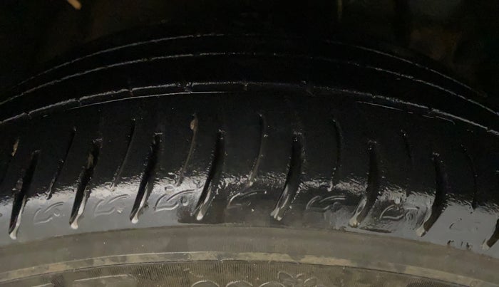 2022 Mahindra XUV300 W8 (O) 1.2 PETROL AMT, Petrol, Automatic, 47,445 km, Right Front Tyre Tread