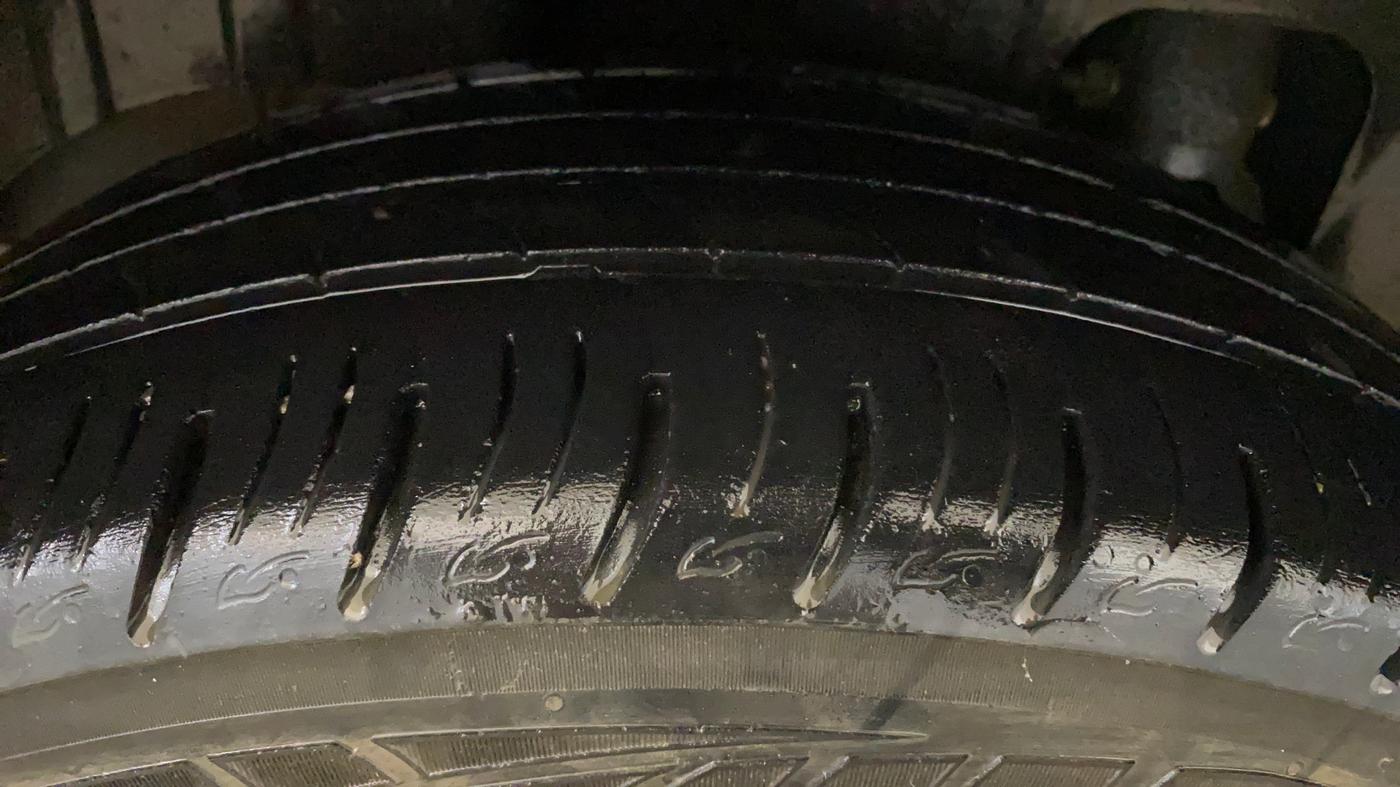2022 Mahindra XUV300 W8 (O) 1.2 PETROL AMT, Petrol, Automatic, 47,638 km, Right Rear Tyre Tread