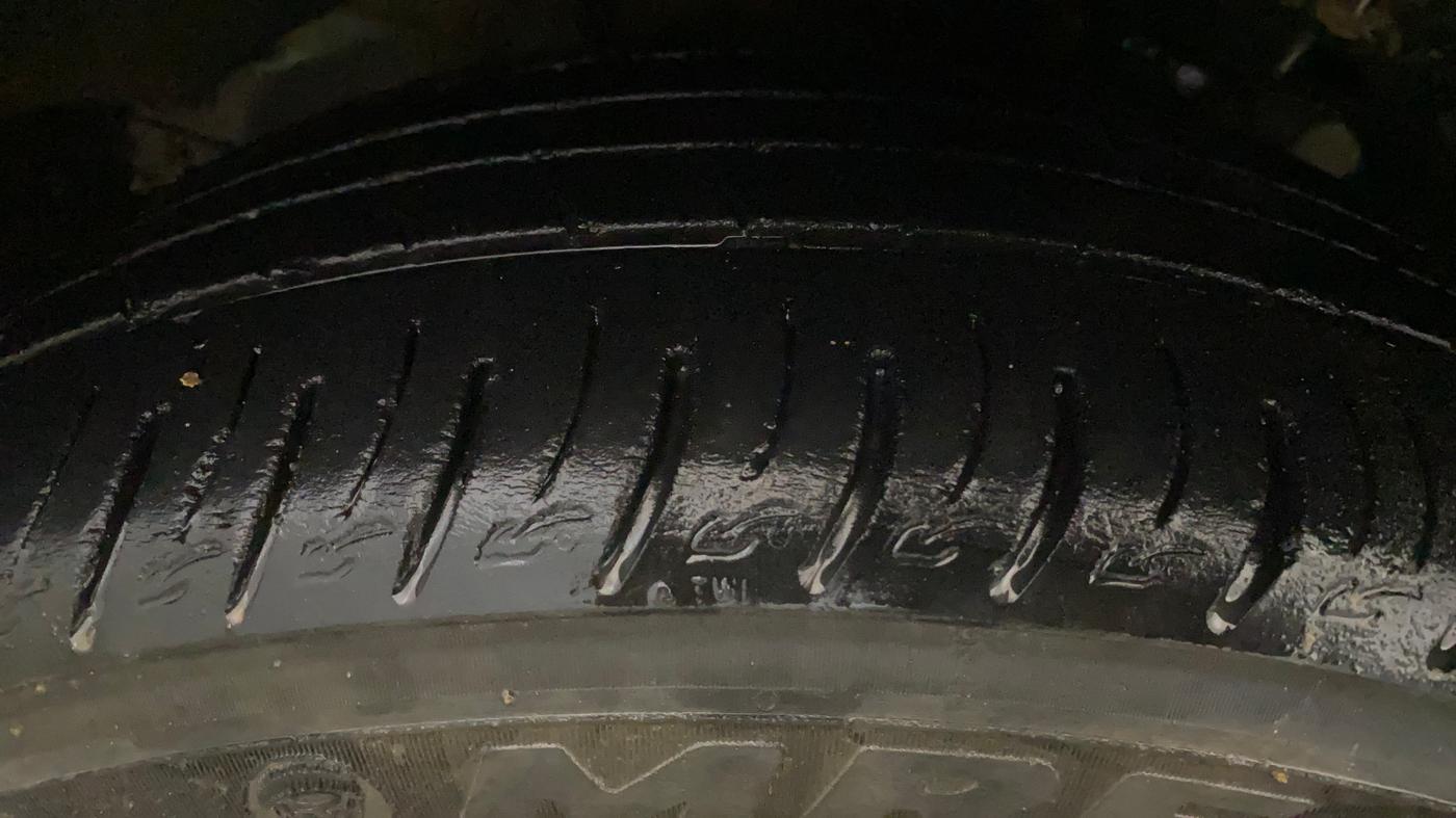 2022 Mahindra XUV300 W8 (O) 1.2 PETROL AMT, Petrol, Automatic, 47,638 km, Left Front Tyre Tread