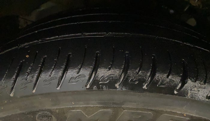 2022 Mahindra XUV300 W8 (O) 1.2 PETROL AMT, Petrol, Automatic, 47,445 km, Left Front Tyre Tread