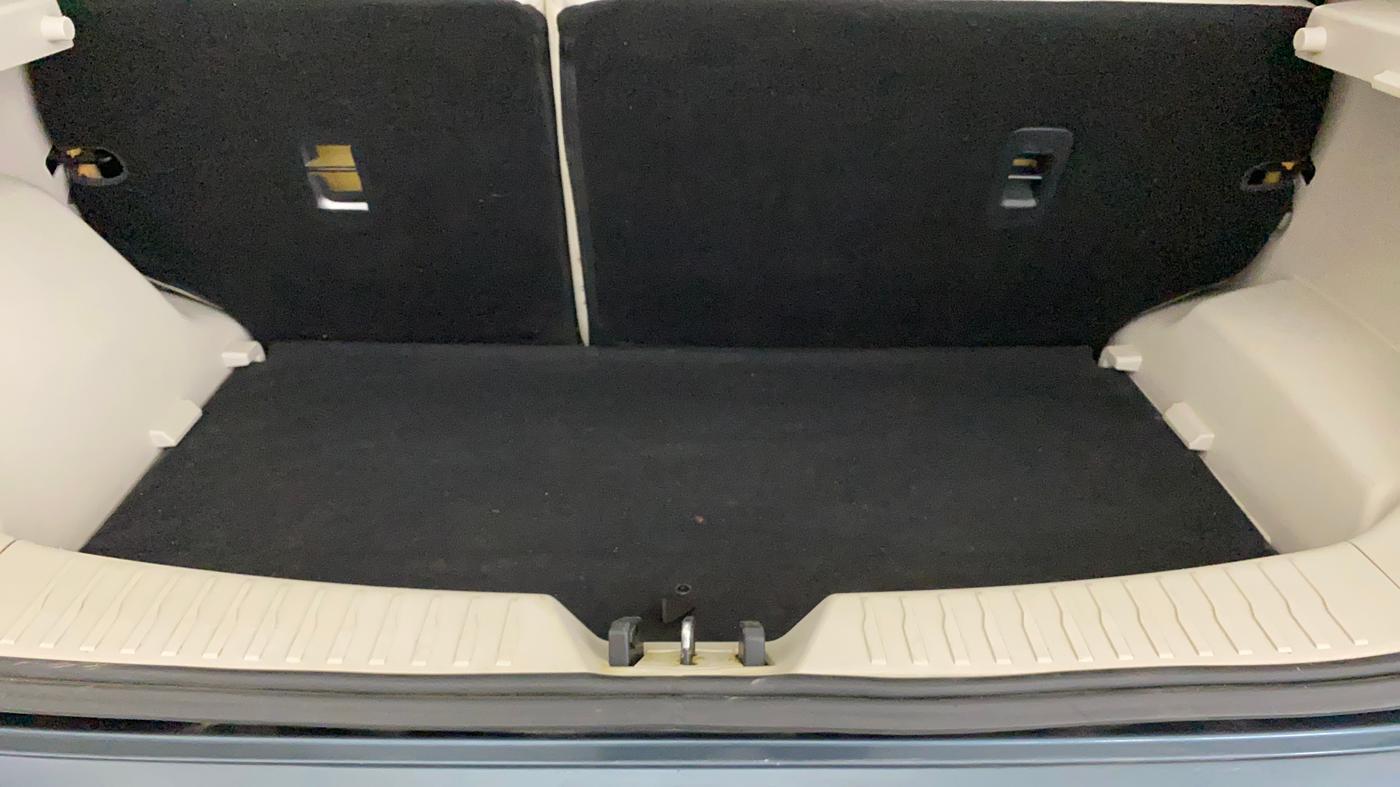 2022 Mahindra XUV300 W8 (O) 1.2 PETROL AMT, Petrol, Automatic, 47,638 km, Boot Inside
