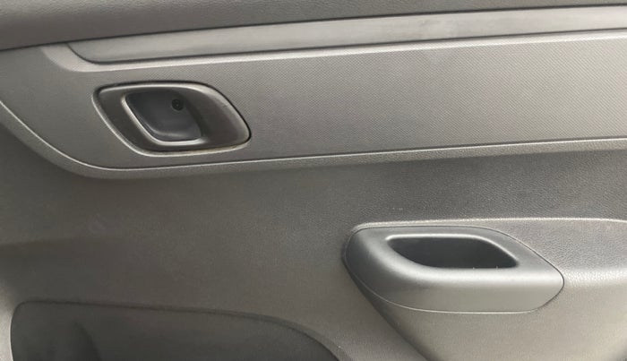 2016 Renault Kwid RXT 0.8, Petrol, Manual, 13,357 km, Driver Side Door Panels Control