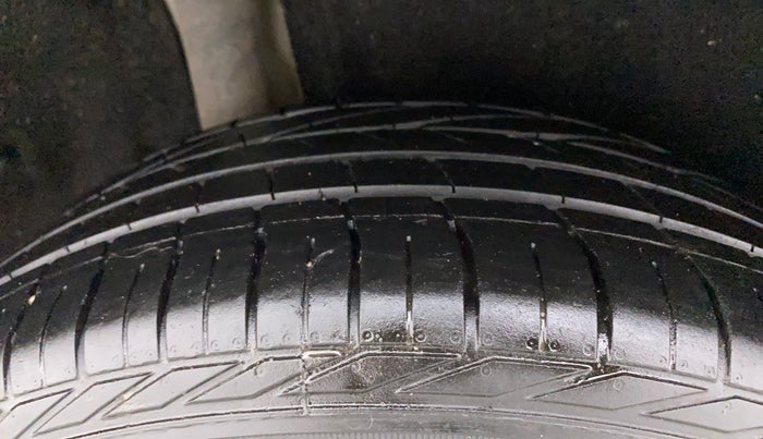 2017 Maruti Vitara Brezza ZDI, Diesel, Manual, 1,11,621 km, Right Rear Tyre Tread