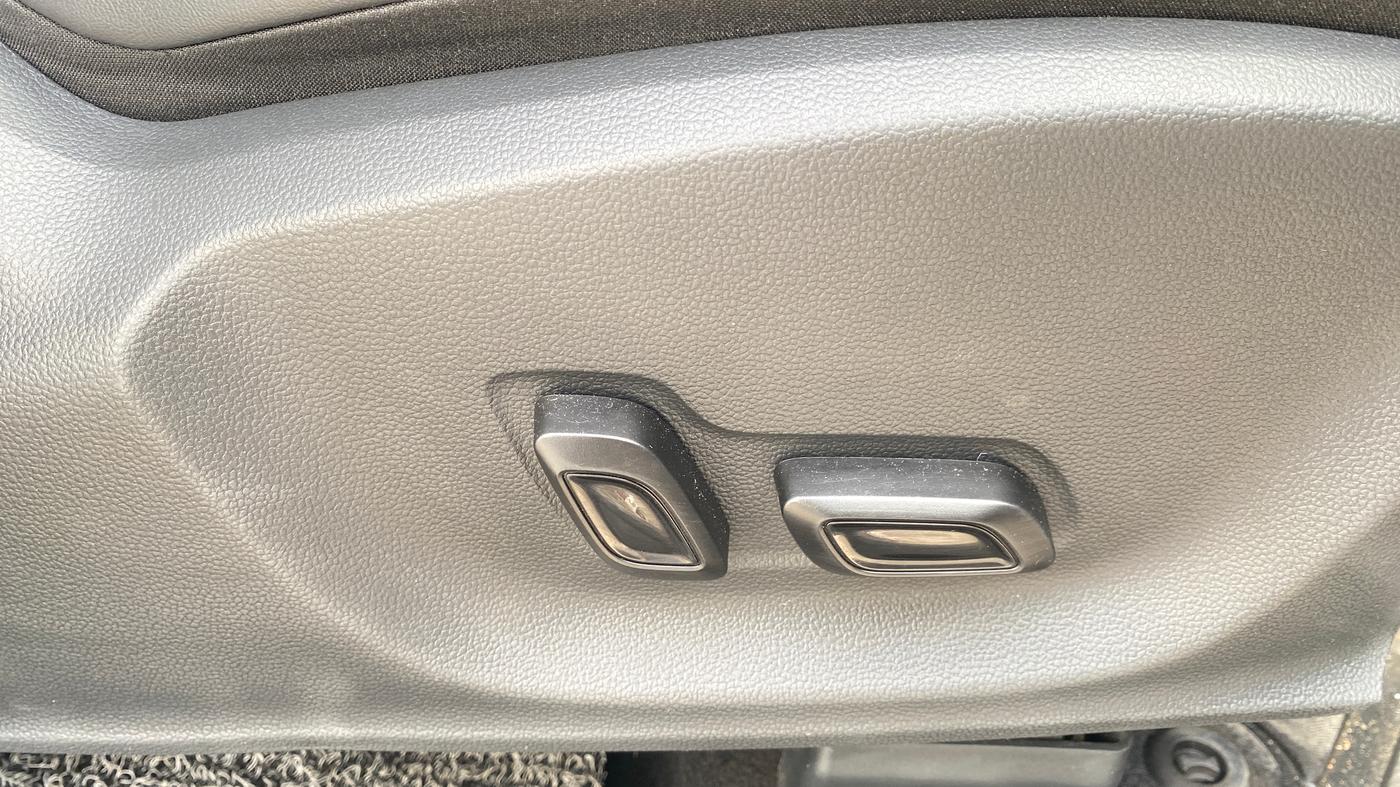2024 MG ASTOR  Sharp Pro 1.5 MT (Ivory), Petrol, Manual, 40,076 km, Driver Side Adjustment Panel