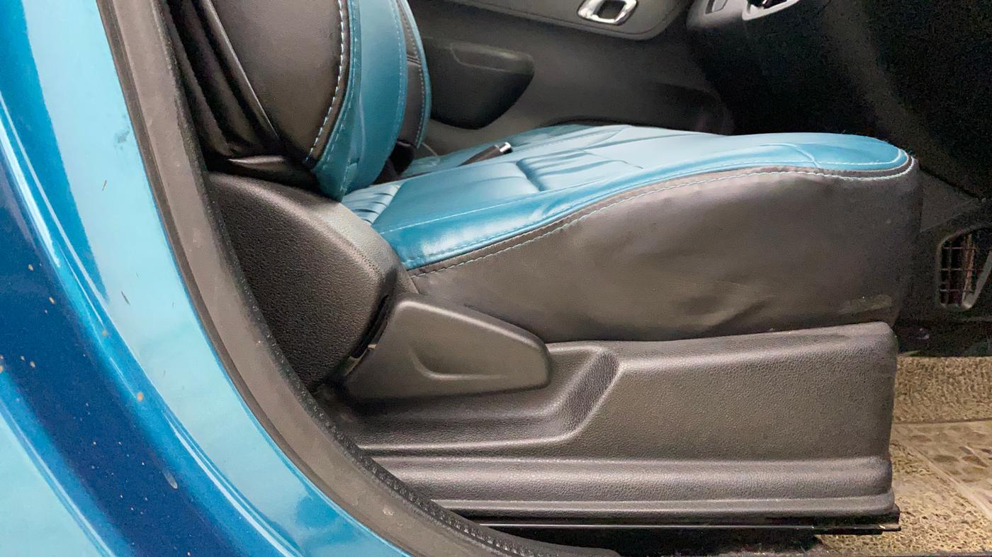 2023 Renault Kwid CLIMBER AMT 1.0, CNG, Automatic, 31,271 km, Driver Side Adjustment Panel