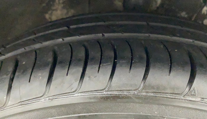 2011 Toyota Etios VX, Petrol, Manual, 69,819 km, Right Front Tyre Tread
