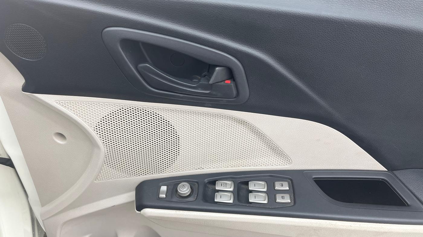 2021 Mahindra XUV300 W6 1.5 DIESEL AMT, Diesel, Automatic, 1,01,186 km, Driver Side Door Panels Control