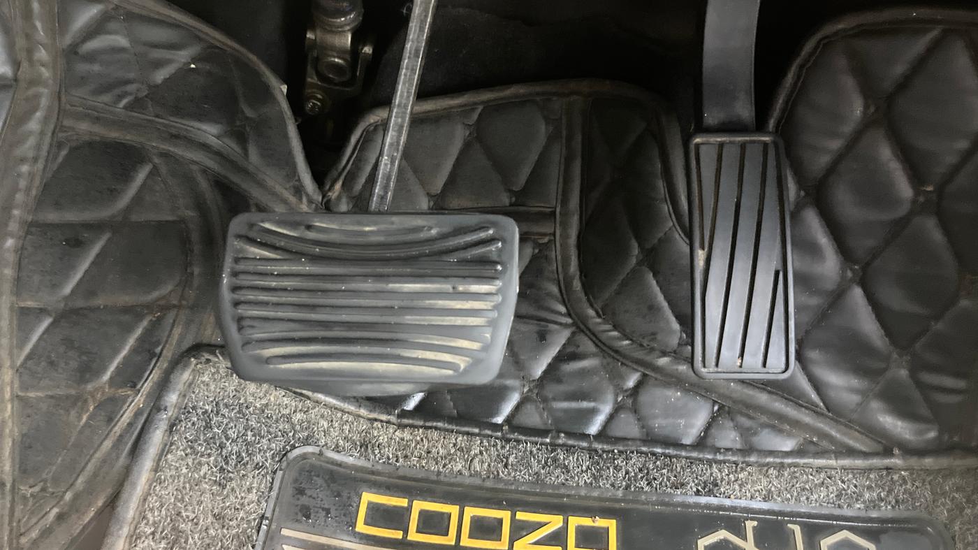 2021 Mahindra XUV300 W6 1.5 DIESEL AMT, Diesel, Automatic, 1,01,186 km, Pedals