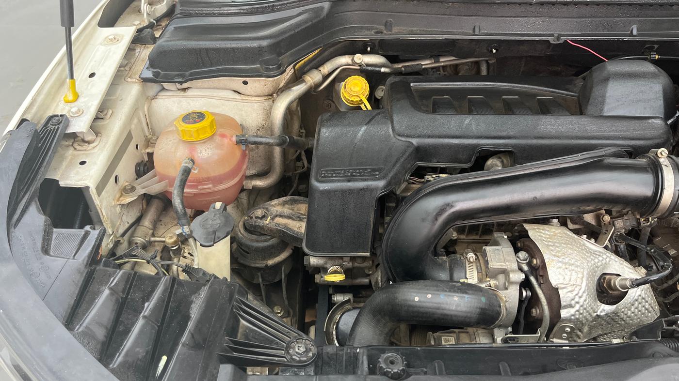 2021 Mahindra XUV300 W6 1.5 DIESEL AMT, Diesel, Automatic, 1,01,186 km, Engine View - Right