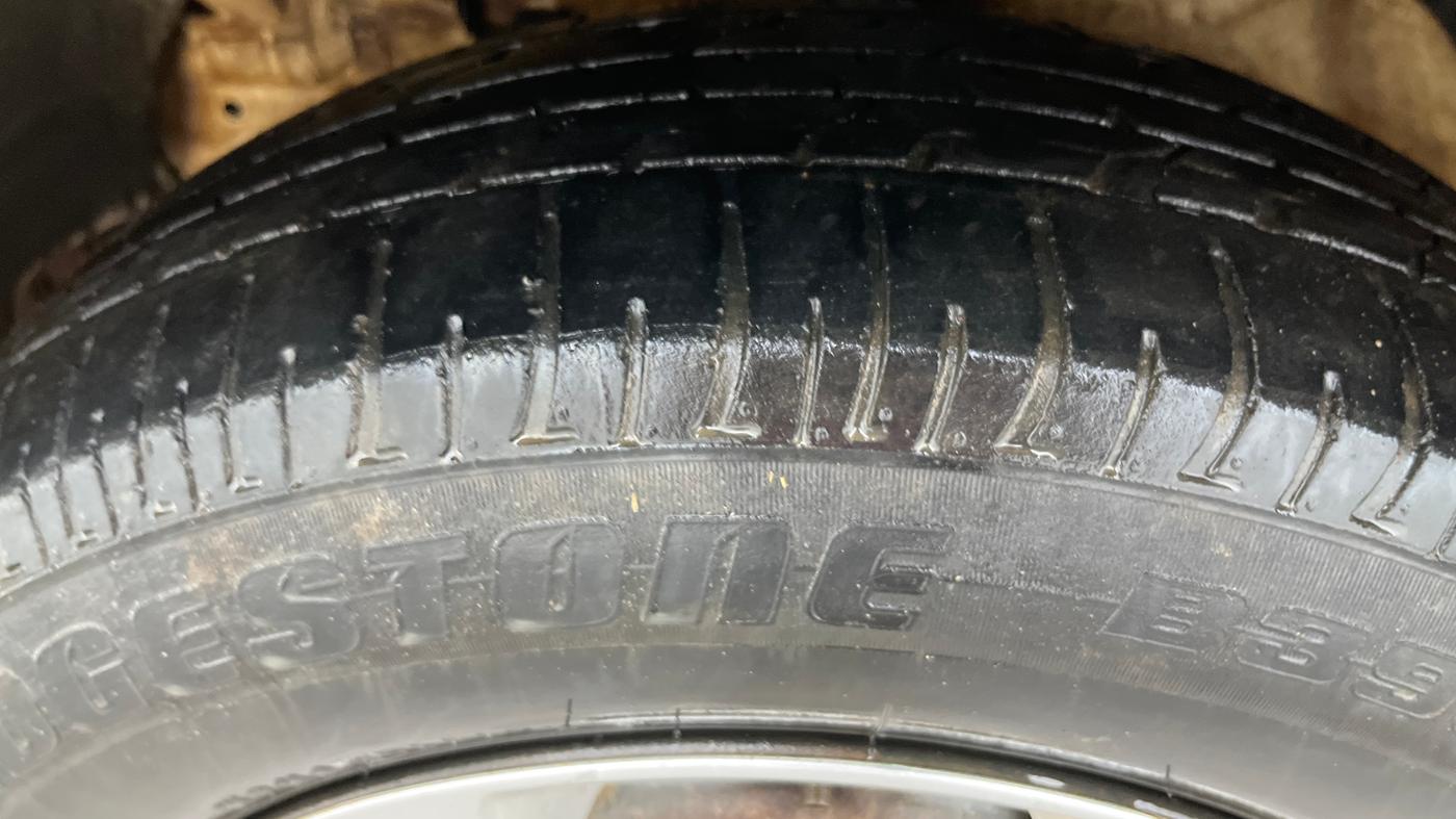 2021 Mahindra XUV300 W6 1.5 DIESEL AMT, Diesel, Automatic, 1,01,186 km, Left Front Tyre Tread