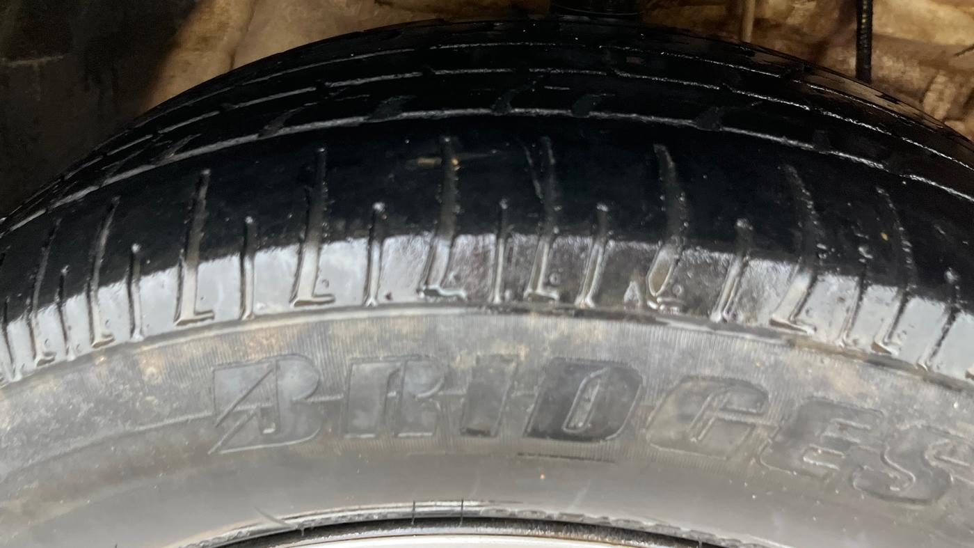 2021 Mahindra XUV300 W6 1.5 DIESEL AMT, Diesel, Automatic, 1,01,186 km, Right Front Tyre Tread