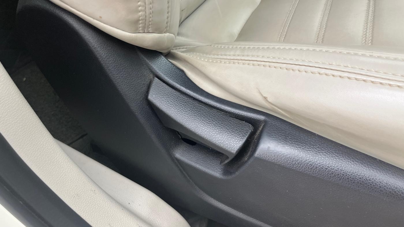 2021 Mahindra XUV300 W6 1.5 DIESEL AMT, Diesel, Automatic, 1,01,186 km, Driver Side Adjustment Panel