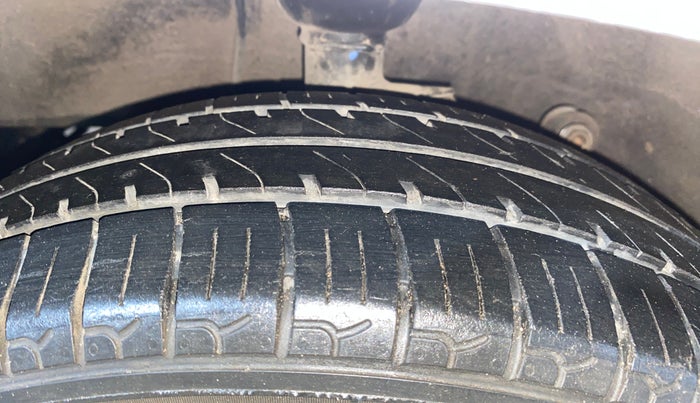 2013 Hyundai i10 MAGNA 1.2, Petrol, Manual, 61,124 km, Left Front Tyre Tread