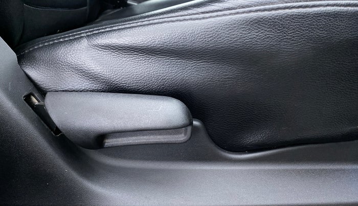 2018 Maruti S Cross SIGMA SHVS, Diesel, Manual, 40,185 km, Driver Side Adjustment Panel