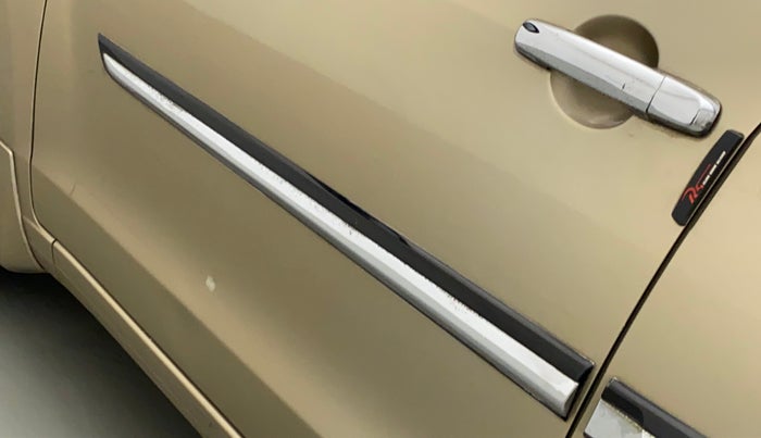 2017 Maruti Ertiga VXI CNG, CNG, Manual, 85,889 km, Front passenger door - Minor scratches