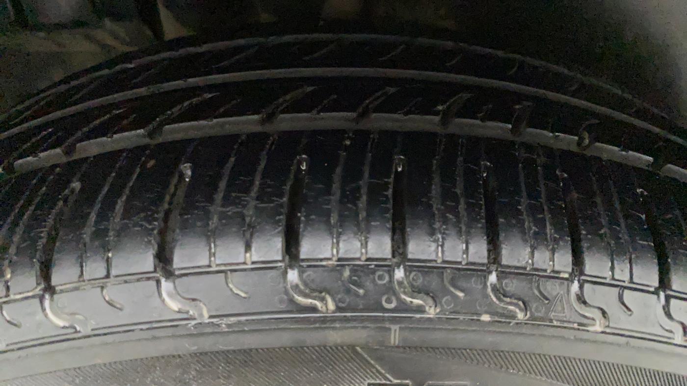 2017 Maruti Ertiga VXI CNG, CNG, Manual, 85,889 km, Right Front Tyre Tread