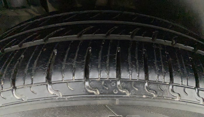 2017 Maruti Ertiga VXI CNG, CNG, Manual, 85,889 km, Right Front Tyre Tread