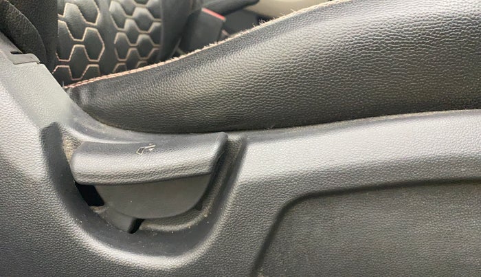 2016 Hyundai Elite i20 MAGNA 1.2, Petrol, Manual, 68,619 km, Driver Side Adjustment Panel