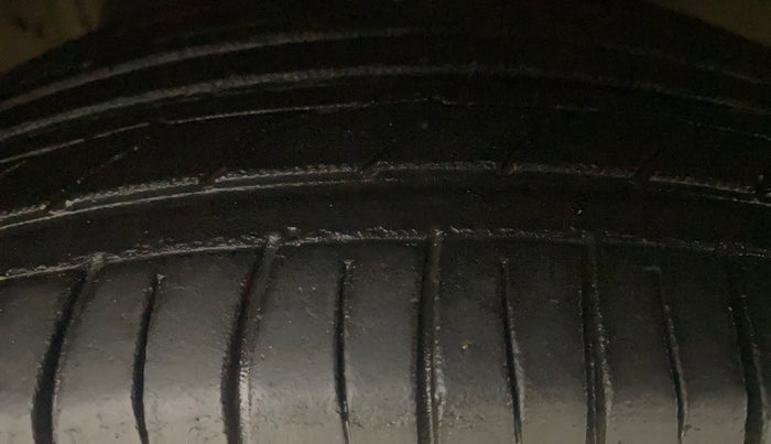 2013 Hyundai i20 MAGNA (O) 1.2, Petrol, Manual, 73,810 km, Right Front Tyre Tread