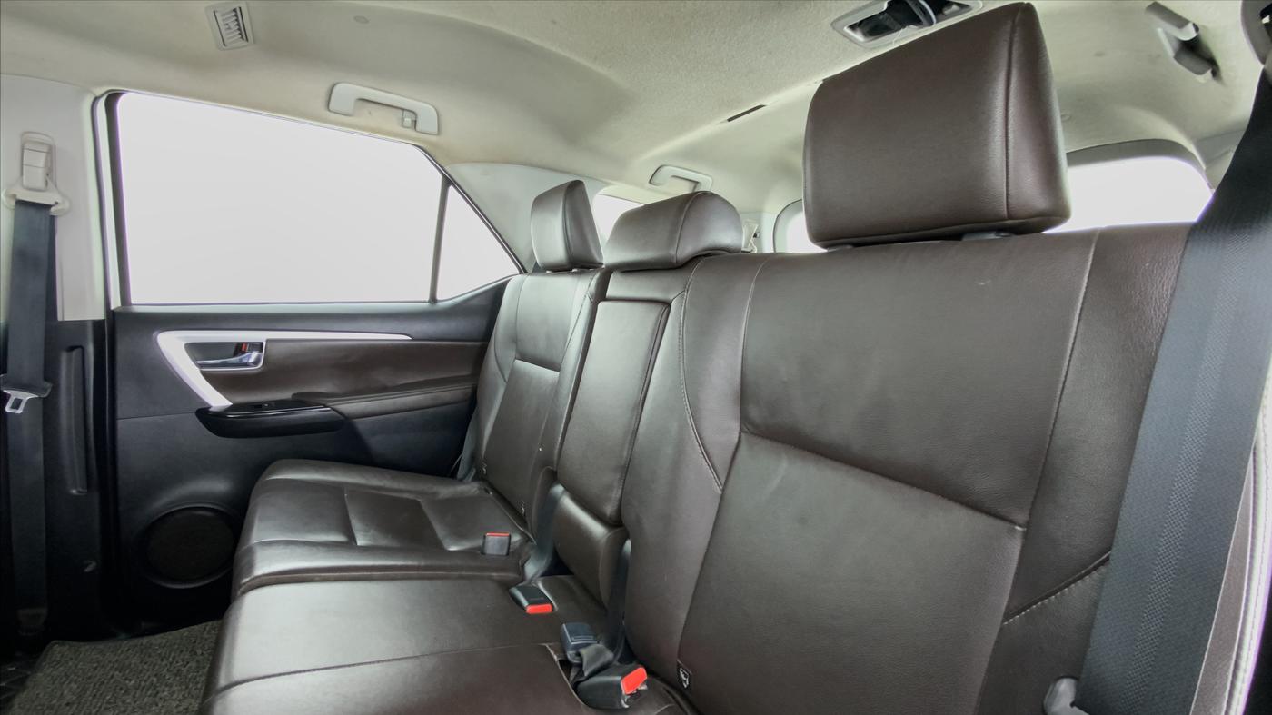 2017 Toyota Fortuner 2.8 4x2 AT, Diesel, Automatic, 80,744 km, Right Side Rear Door Cabin