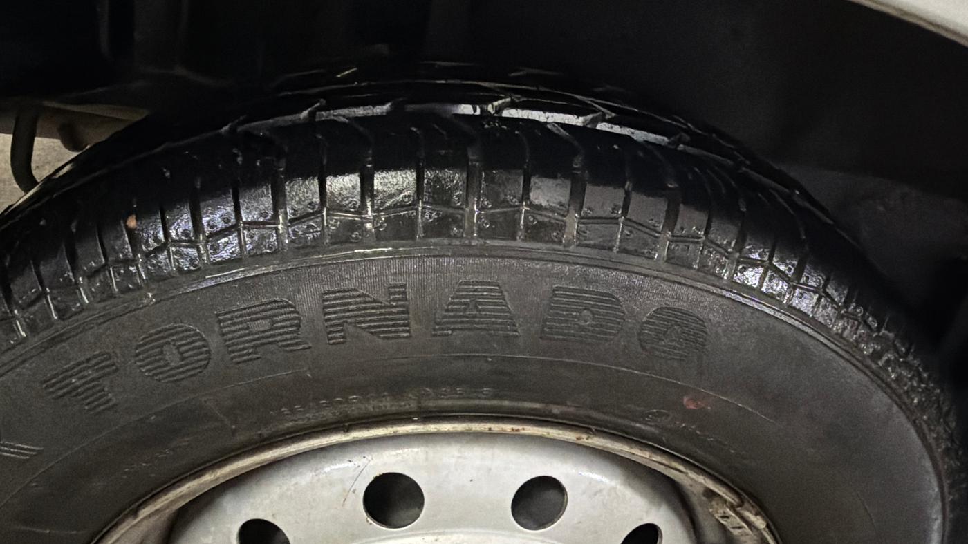 2015 Maruti Swift Dzire LXI (O), CNG, Manual, 27,980 km, Right Rear Tyre Tread