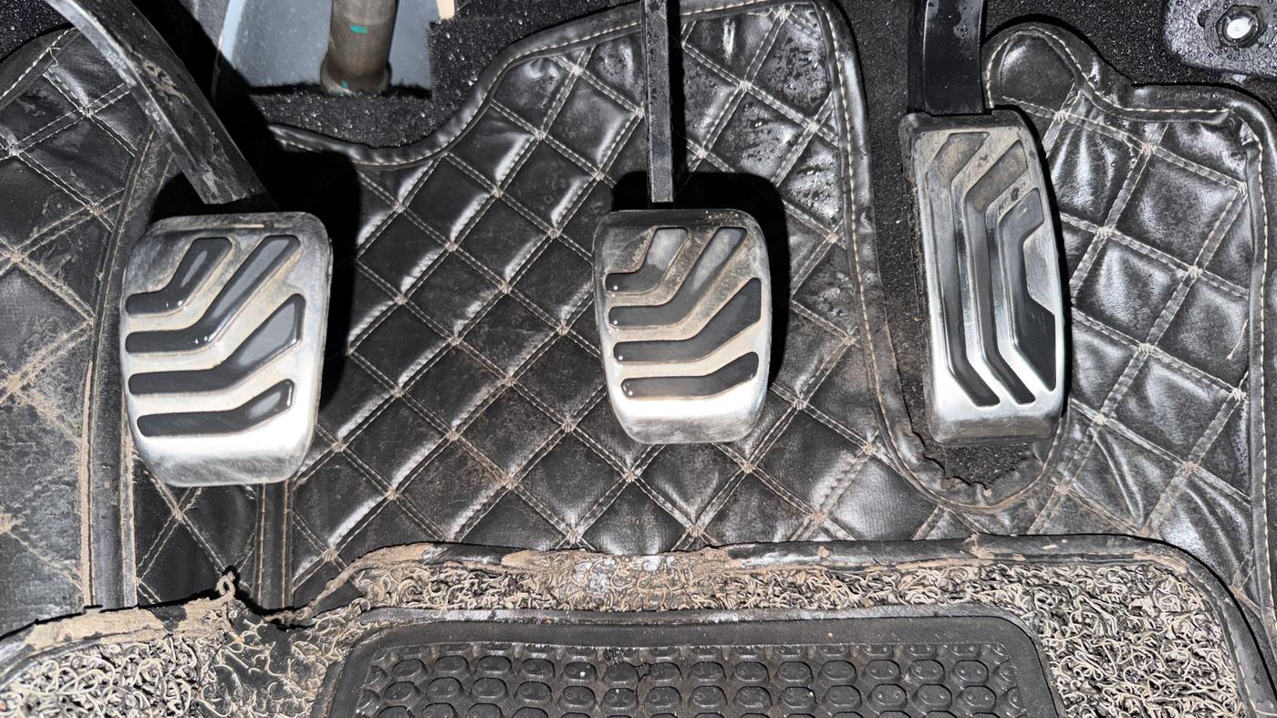 2023 Mahindra XUV700 AX7 Petrol MT 7 STR, Petrol, Manual, 66,086 km, Pedals