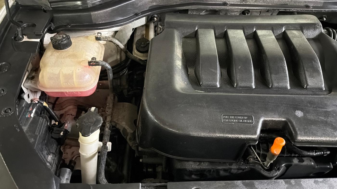 2023 Mahindra XUV700 AX7 Petrol MT 7 STR, Petrol, Manual, 66,086 km, Engine View - Right