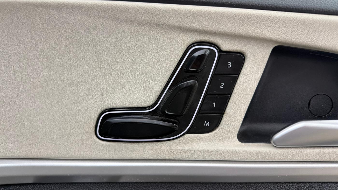 2023 Mahindra XUV700 AX7 Petrol MT 7 STR, Petrol, Manual, 66,086 km, Driver Side Adjustment Panel