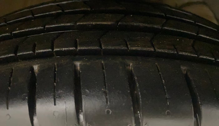 2022 Maruti Swift ZXI PLUS DUAL TONE, Petrol, Manual, 63,386 km, Right Front Tyre Tread