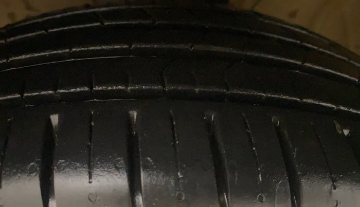 2022 Maruti Swift ZXI PLUS DUAL TONE, Petrol, Manual, 63,386 km, Left Front Tyre Tread