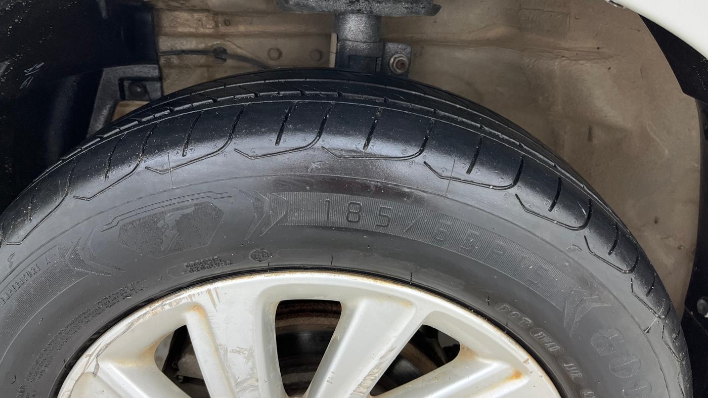 2016 Maruti Swift Dzire ZDI AMT, Diesel, Automatic, 1,15,365 km, Left Front Tyre Tread