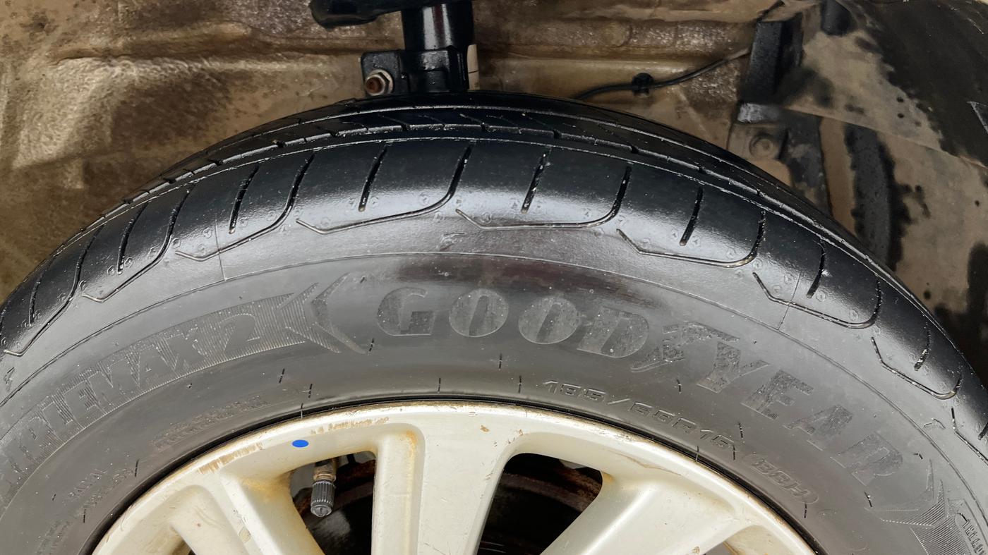 2016 Maruti Swift Dzire ZDI AMT, Diesel, Automatic, 1,15,365 km, Right Front Tyre Tread