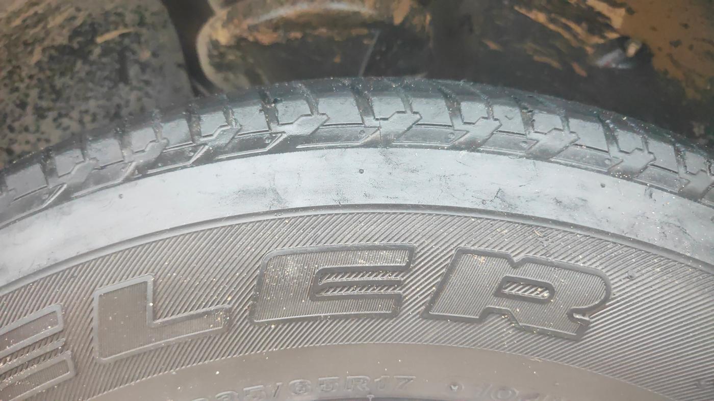 2017 Mahindra XUV500 W10 AT, Diesel, Automatic, 76,221 km, Right Front Tyre Tread