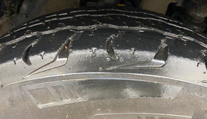 2017 Mahindra TUV300 T8, Diesel, Manual, 46,546 km, Right Front Tyre Tread