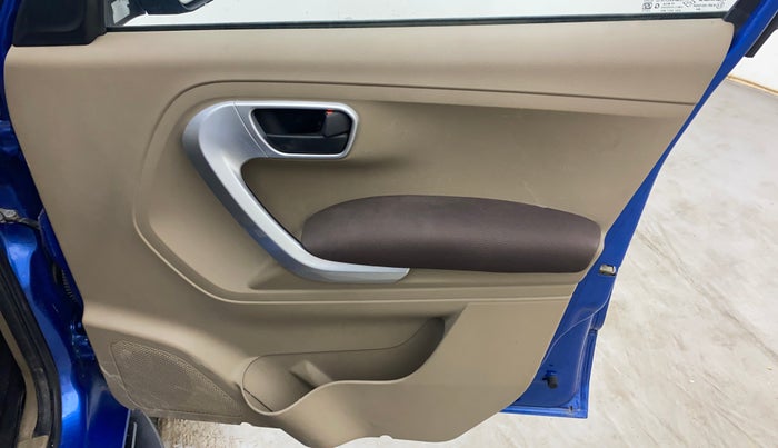 2017 Mahindra TUV300 T8, Diesel, Manual, 46,546 km, Driver Side Door Panels Control