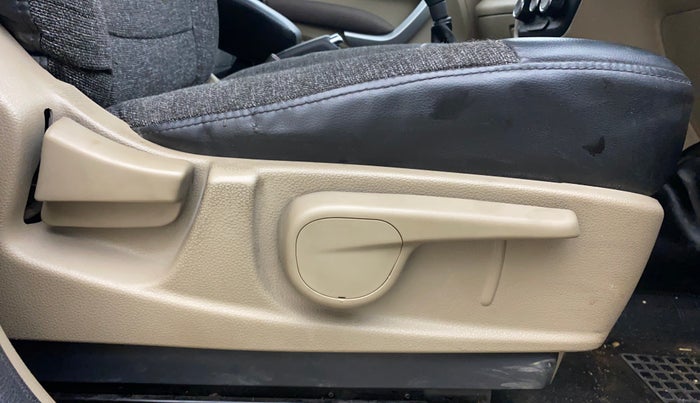 2017 Mahindra TUV300 T8, Diesel, Manual, 46,546 km, Driver Side Adjustment Panel