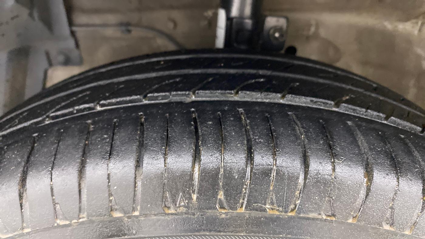 2016 Maruti Swift Dzire ZDI AMT, Diesel, Automatic, 89,121 km, Left Front Tyre Tread