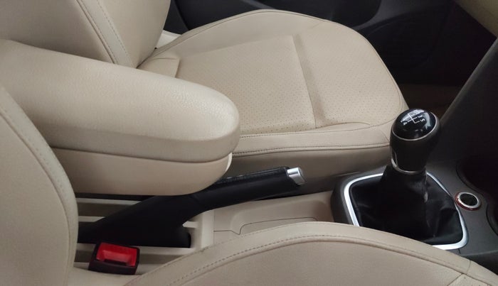 2013 Volkswagen Vento HIGHLINE 1.6 MPI, Petrol, Manual, 38,977 km, Gear Lever