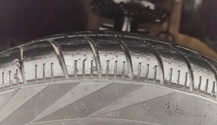 2013 Volkswagen Vento HIGHLINE 1.6 MPI, Petrol, Manual, 38,977 km, Left Front Tyre Tread