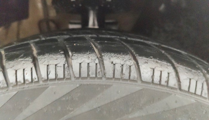 2013 Volkswagen Vento HIGHLINE 1.6 MPI, Petrol, Manual, 38,977 km, Right Front Tyre Tread