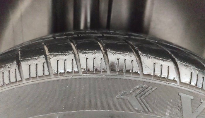 2013 Volkswagen Vento HIGHLINE 1.6 MPI, Petrol, Manual, 38,977 km, Right Rear Tyre Tread