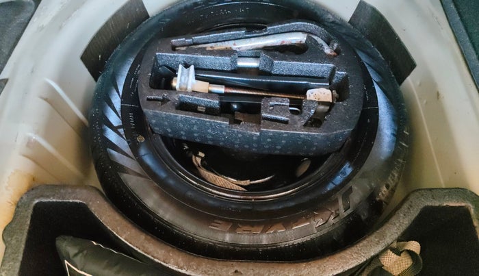 2013 Volkswagen Vento HIGHLINE 1.6 MPI, Petrol, Manual, 38,977 km, Spare Tyre