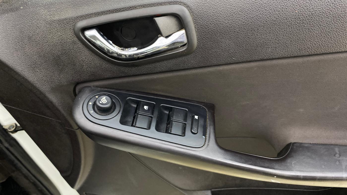 2016 Tata Zest XT PETROL, Petrol, Manual, 1,22,654 km, Driver Side Door Panels Control