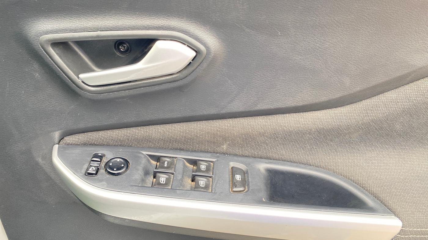 2023 Nissan MAGNITE XV PREMIUM, Petrol, Manual, 17,337 km, Driver Side Door Panels Control