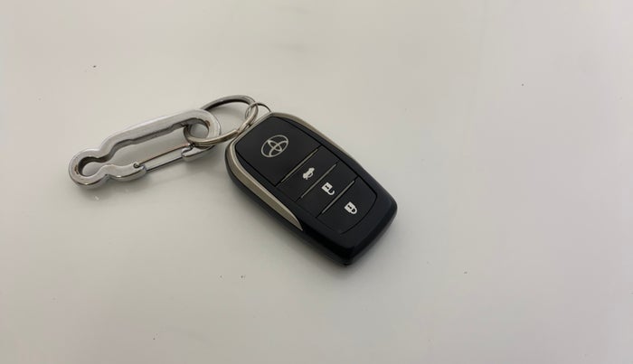 2016 Toyota Camry 2.5L AT, Petrol, Automatic, 65,294 km, Key Close Up