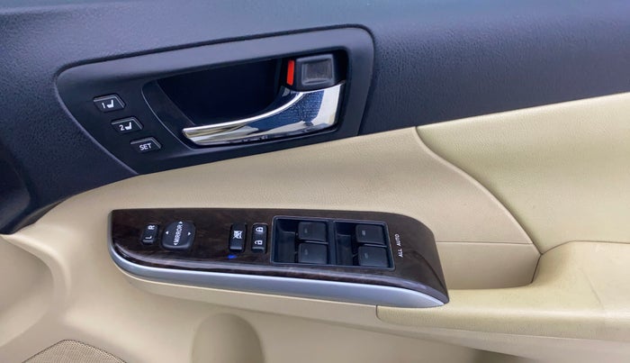 2016 Toyota Camry 2.5L AT, Petrol, Automatic, 65,294 km, Driver Side Door Panels Control